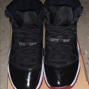 Jordan bred 11’s size 4.5Y kids good condition